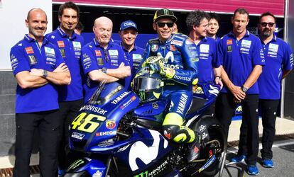 Valentino Rossi posa con todo su equipo en el circuito de Losail, en Qatar.