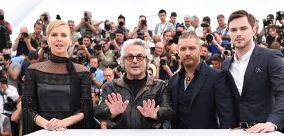 Charlize Theron, el director George Miller, el actor Tom Hardy y Nicholas Hoult, en Cannes, antes de la proyección de Mad Max. Furia en la carretera.