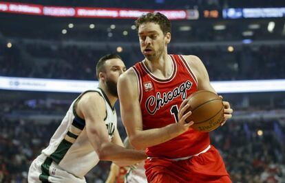 Pau Gasol y Plumlee.