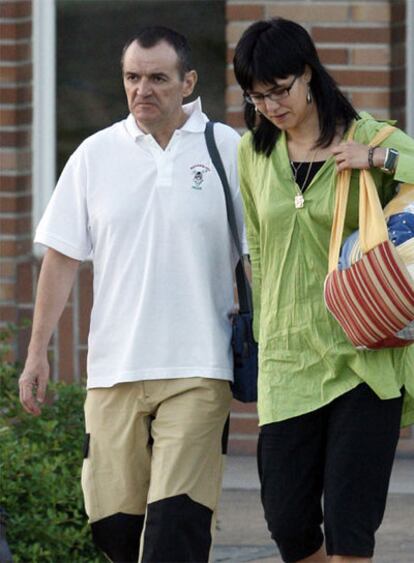 José Ignacio de Juana Chaos sale de la prisión de Aranjuez junto a su esposa, Irati Aranzabal.