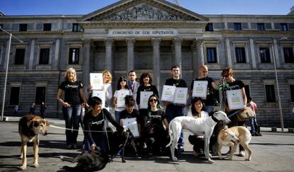 El partido PACMA, acompa&ntilde;ado de sus perros, presenta en el Congreso sus 43.000 firmas para ir a las europeas.