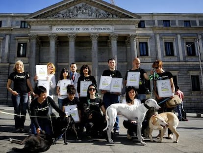 El partido PACMA, acompa&ntilde;ado de sus perros, presenta en el Congreso sus 43.000 firmas para ir a las europeas.