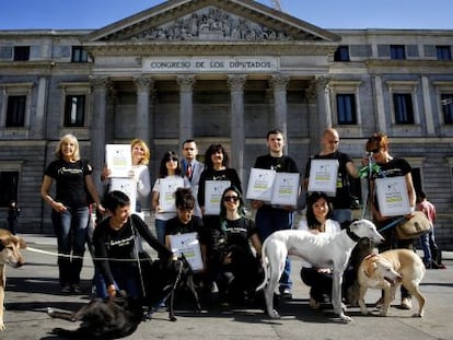 El partido PACMA, acompañado de sus perros, presenta en el Congreso sus 43.000 firmas para ir a las europeas.