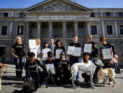 El partido PACMA, acompa&ntilde;ado de sus perros, presenta en el Congreso sus 43.000 firmas para ir a las europeas.