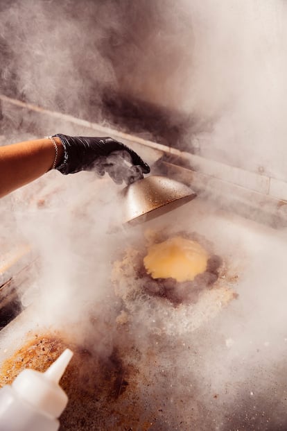 En la imagen, el queso se derrite sobre la costra de carne en Junk Burge.