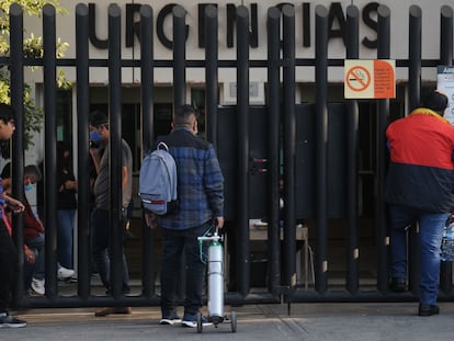 Una persona con un tanque de oxígeno llega a la zona de urgencias de Hospital Dr. Gea González, en Ciudad de México, el 15 de enero de 2024.