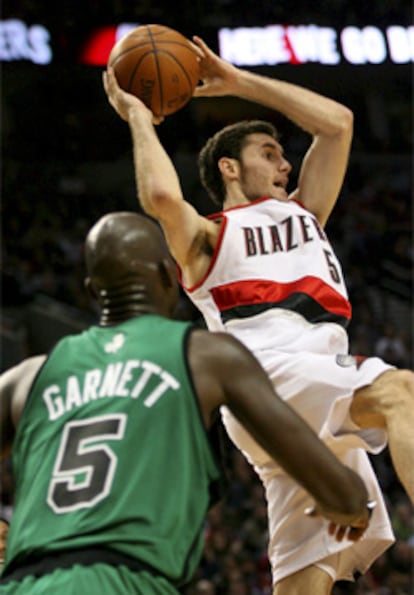 El ala-pívot español de los Trail Blazers tratar de enlazar un pase ante la mirada de Kevin Garnett.