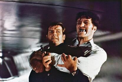 Richard Kiel y Roger Moore en &#039;La esp&iacute;a que me am&oacute;&#039; (1977).