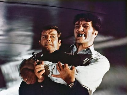 Richard Kiel y Roger Moore en &#039;La esp&iacute;a que me am&oacute;&#039; (1977).