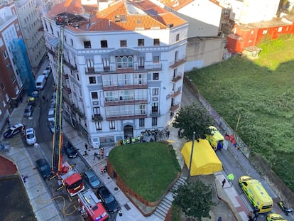 Vista del edificio de la calle Juan de la Cosa en Santander donde dos personas han fallecido en un incendio, este viernes.