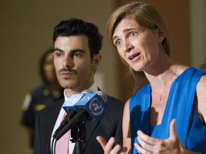 Samantha Power (dcha.) comparece ante los medios junto a un refugiado sirio amenazado por ser homosexual. 