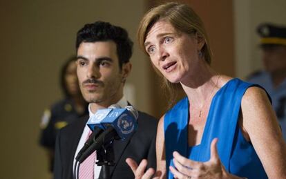 Samantha Power (dcha.) comparece ante los medios junto a un refugiado sirio amenazado por ser homosexual. 