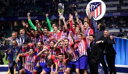 Capitão Godín levanta a taça de campeão da Supercopa.