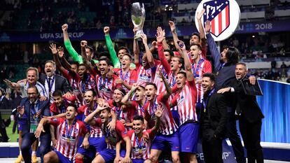 Capitão Godín levanta a taça de campeão da Supercopa.