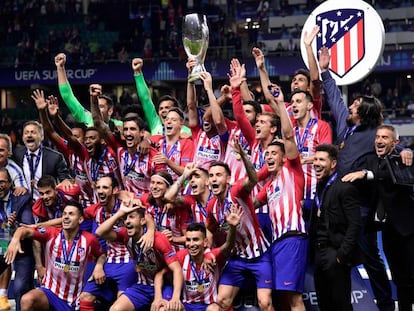 Capitão Godín levanta a taça de campeão da Supercopa.