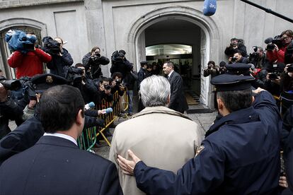 Grazón, a su llegada a las puertas del Tribunal supremo, escoltado por la Policía Nacional.