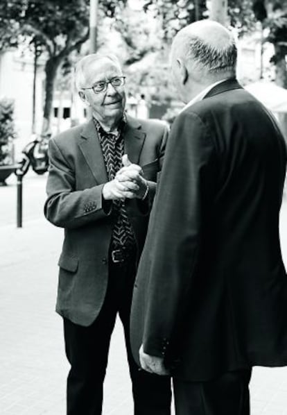 El pintor Manolo Valdés (de frente) con Pierre Levai.