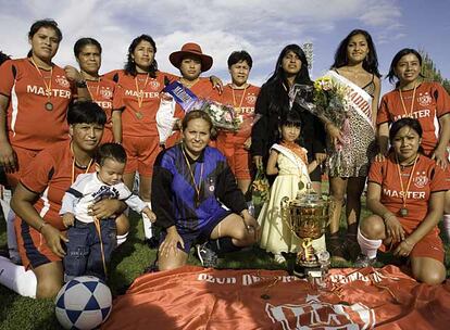 Susan Meiselas ha retratado a un equipo de fútbol formado por mujeres ecuatorianas, fotografiándolas en sus lugares de trabajo.  Donovan Wylie expone, junto a sus fotografías, algunas de que ha recibido por Internet (entre ellas, imágenes de un grupo de inmigrantes de origen polaco y rumano). Carlos Sanva ha realizado un reportaje sobre los inmigrantes procedentes del África subsahariana.