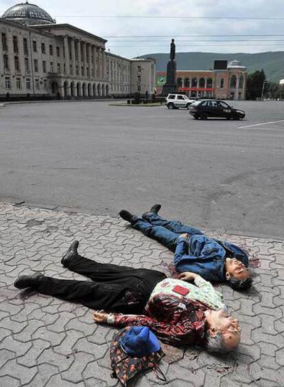 A la derecha, dos muertos yacen en las proximidades de la estatua de Stalin en la plaza de Gori.