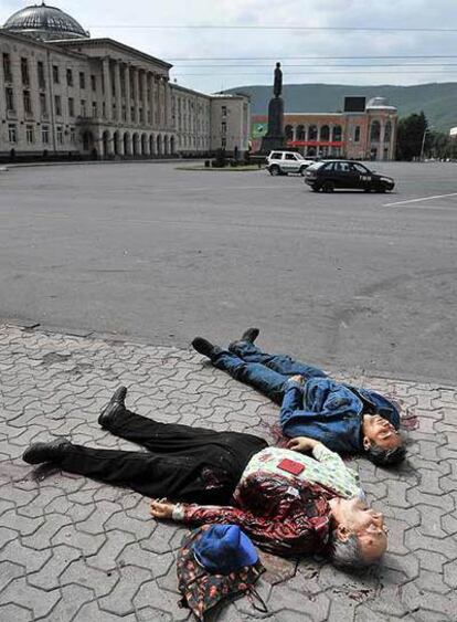 A la derecha, dos muertos yacen en las proximidades de la estatua de Stalin en la plaza de Gori.