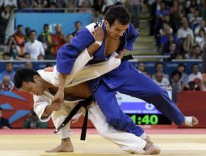 Cho Jun-ho, de blanco, trata de derribar a Sugoi Uriarte durante el combate.