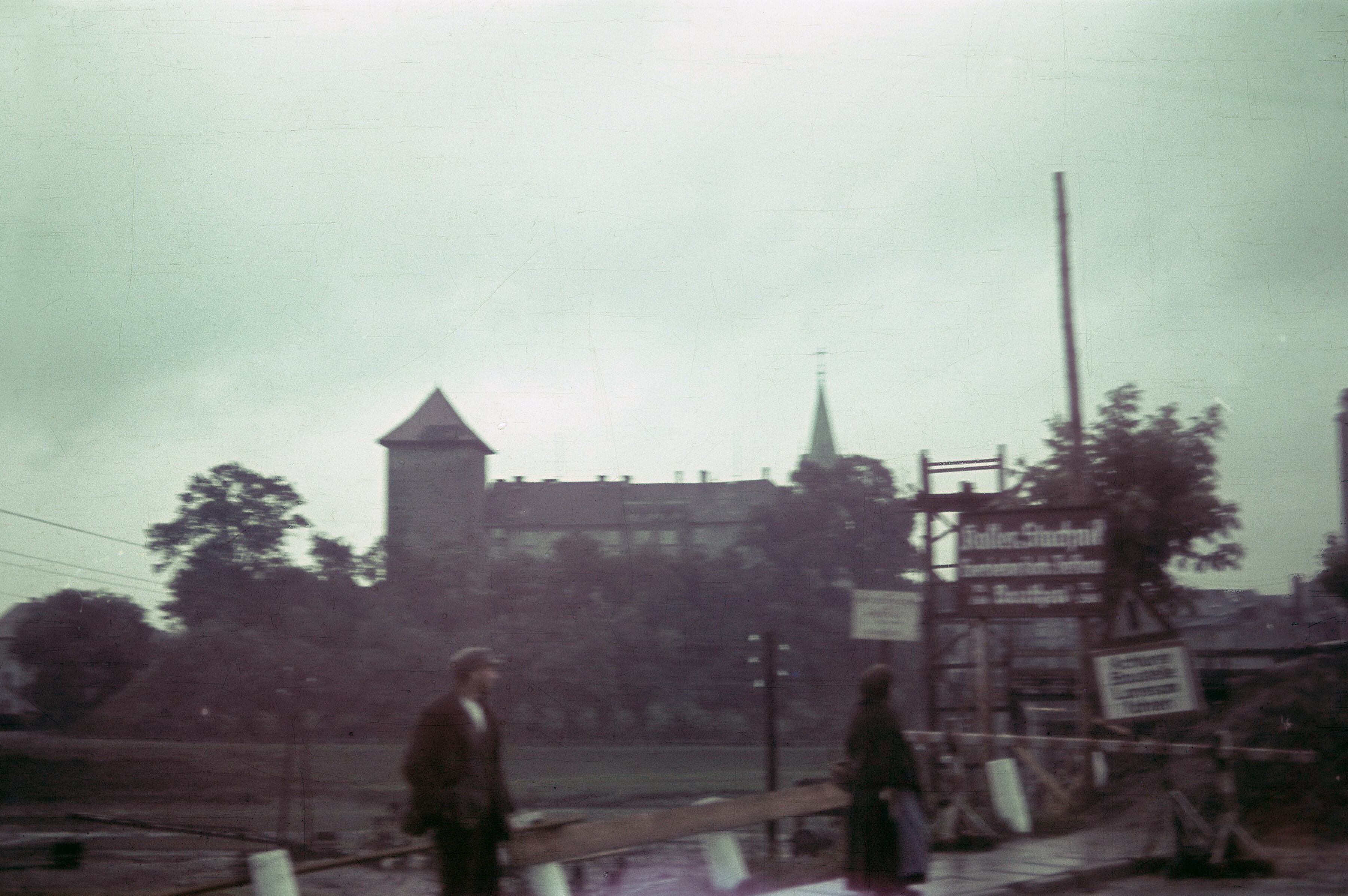 El puente sobre el río Soła y, de fondo, el castillo de Oświęcim en la primera fotografía a color que se tiene de la ciudad.