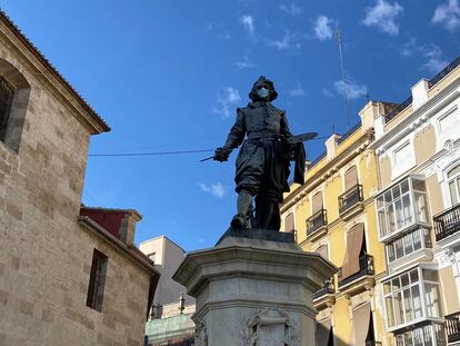 La estatua dedicada a 'El Españoleto', en València, con la mascarilla puesta.