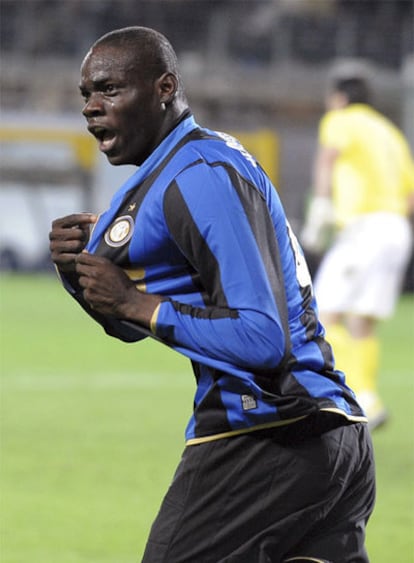 Balotelli celebra su gol a <i>la Juve.</i>