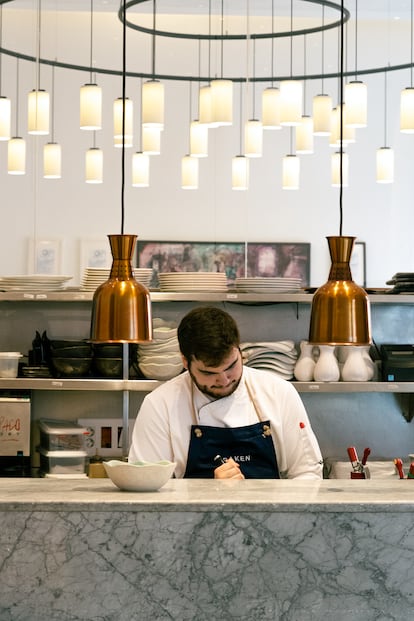Un miembro del equipo de cocina del restaurante Beluga, en Málaga, en una imagen proporcionada por el restaurante.