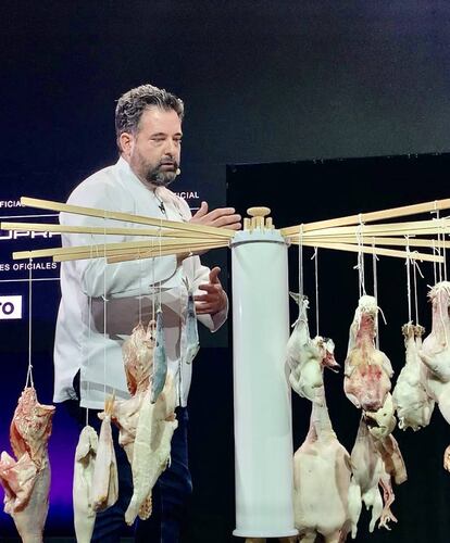Sergio Manzano con su perchero cargado de aves y pescados en maduración cubiertos de grasa. J.C. CAPEL