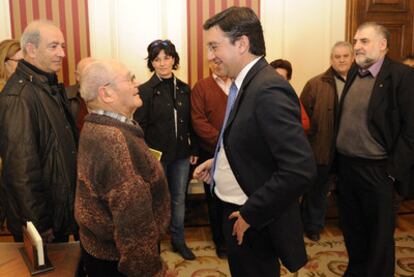 El alcalde de Vitoria, Patxi Lazcoz (izquierda), charla con uno de los asistentes a la reunión de ayer.