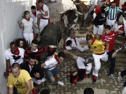 Varios mozos caen en el callejón de la plaza donde toros y mansos han pisoteado a varios corredores.