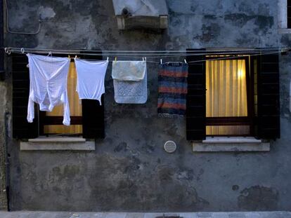 Ropa tendida ante la fachada de una tradicional casa de Venecia.