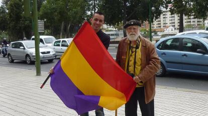 Fernández del Real despliega la bandera republicana, en Sevilla en 2012.