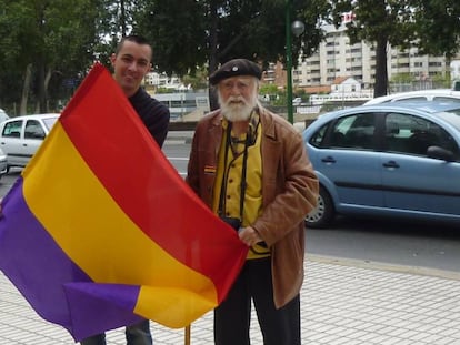 Fernández del Real despliega la bandera republicana, en Sevilla en 2012.