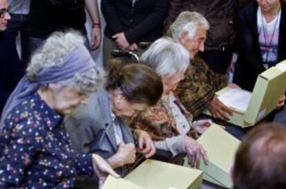 Cuatro de los familiares revisan la documentación recibida en el Arxiu Nacional de Catalunya.