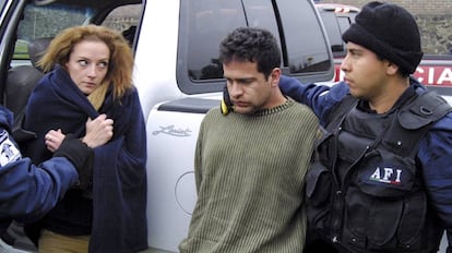 Florence Cassez e Israel Vallarta, en el momento de su arresto en 2005 por un presunto delito de secuestro.