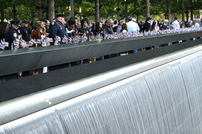 Familiares y amigos de las víctimas depositan flores y banderas de Estados Unidos en el memorial del 11-S en la zona cero.