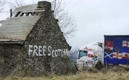 Un grafiti que lee "Escocia libre" cerca de Blackford. Los escoceses fijan para otoño de 2014 su referéndum sobre si quieren o no la independencia.