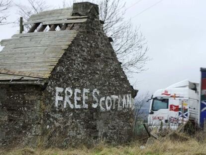 Un grafiti que lee &quot;Escocia libre&quot; cerca de Blackford. Los escoceses fijan para oto&ntilde;o de 2014 su refer&eacute;ndum sobre si quieren o no la independencia.