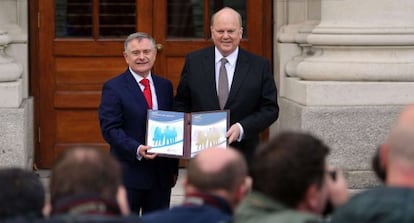 Los ministros Noonan (derecha) y Howlin presentan el presupuesto.