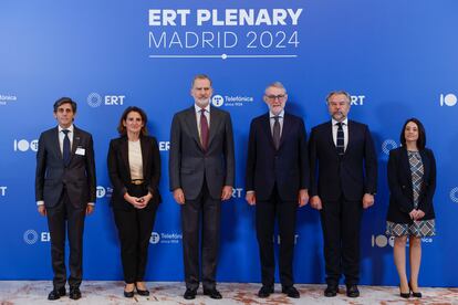 El rey Felipe VI (c), la vicepresidenta tercera del Gobierno, Teresa Ribera (2i), el presidente de Telefónica, José María Álvarez-Pallete (i) y el presidente de Vodafone y de la ERT, Jean-François Van Boxmeer (3d) a su llegada este lunes a la sesión plenaria de la Mesa Redonda Europea de Industria 2024 (ERT) celebrada en Madrid. EFE/JJ Guillén