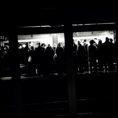 Una multitud espera en la estación de metro de Lexington Avenue, 5 de febrero de 2014.