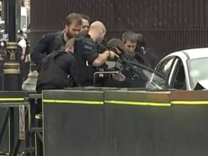 El choque de un vehículo contra las barreras del Parlamento de Londres, en imágenes