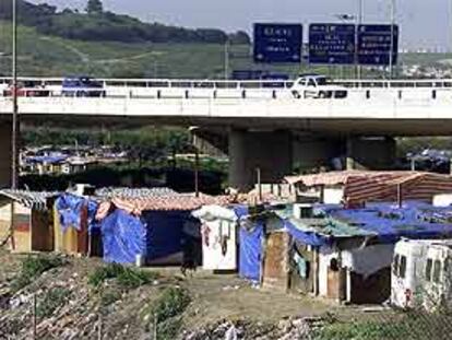 El campamento rumano en las cercanías de Sevilla que fue desalojado ayer.