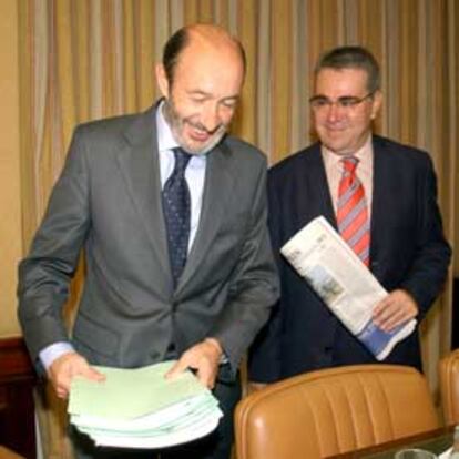 Alfredo Pérez Rubalcaba al llegar a la sala donde se celebra la comisión del 11-M.