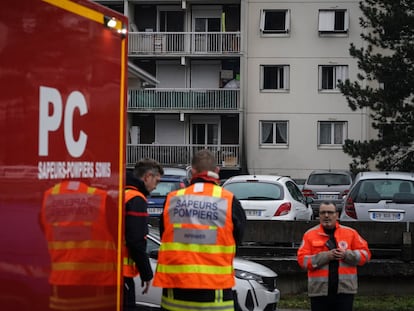 Personal sanitario cerca del bloque de viviendas incendiado en Vaux-en-Velin, a las afueras de Lyon, este viernes.