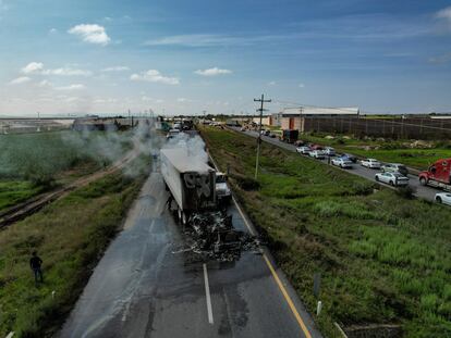 Un tráiler quemado en la carretera federal 54 en Zacatecas, al norte de México, este 27 de agosto.