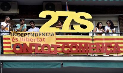 Pancarta desplegada en un balc&oacute;n durante la celebraci&oacute;n del D&iacute;a Nacional de Catalu&ntilde;a, con cientos de miles de participantes, en el comienzo de la campa&ntilde;a a las elecciones del 27-S. 