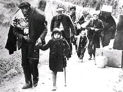 Imagen de <b></b><i>El exilio</i> que muestra a un grupo de españoles cruzando la frontera. FOTOGRAMA